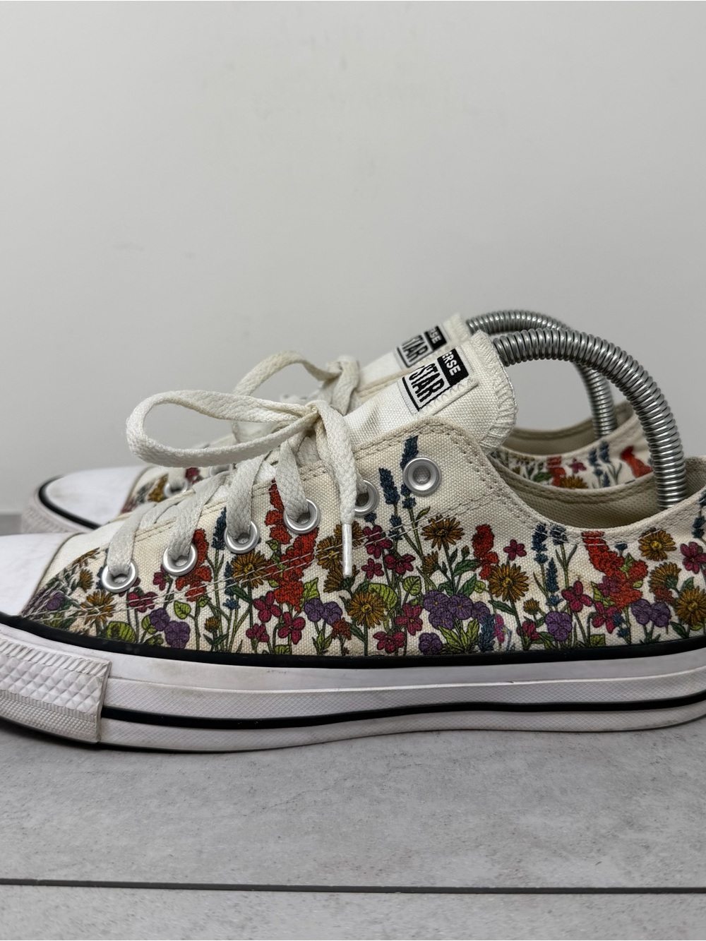 Converse Floral Low Top Sneakers in White with Multicolor Floral Print size 9